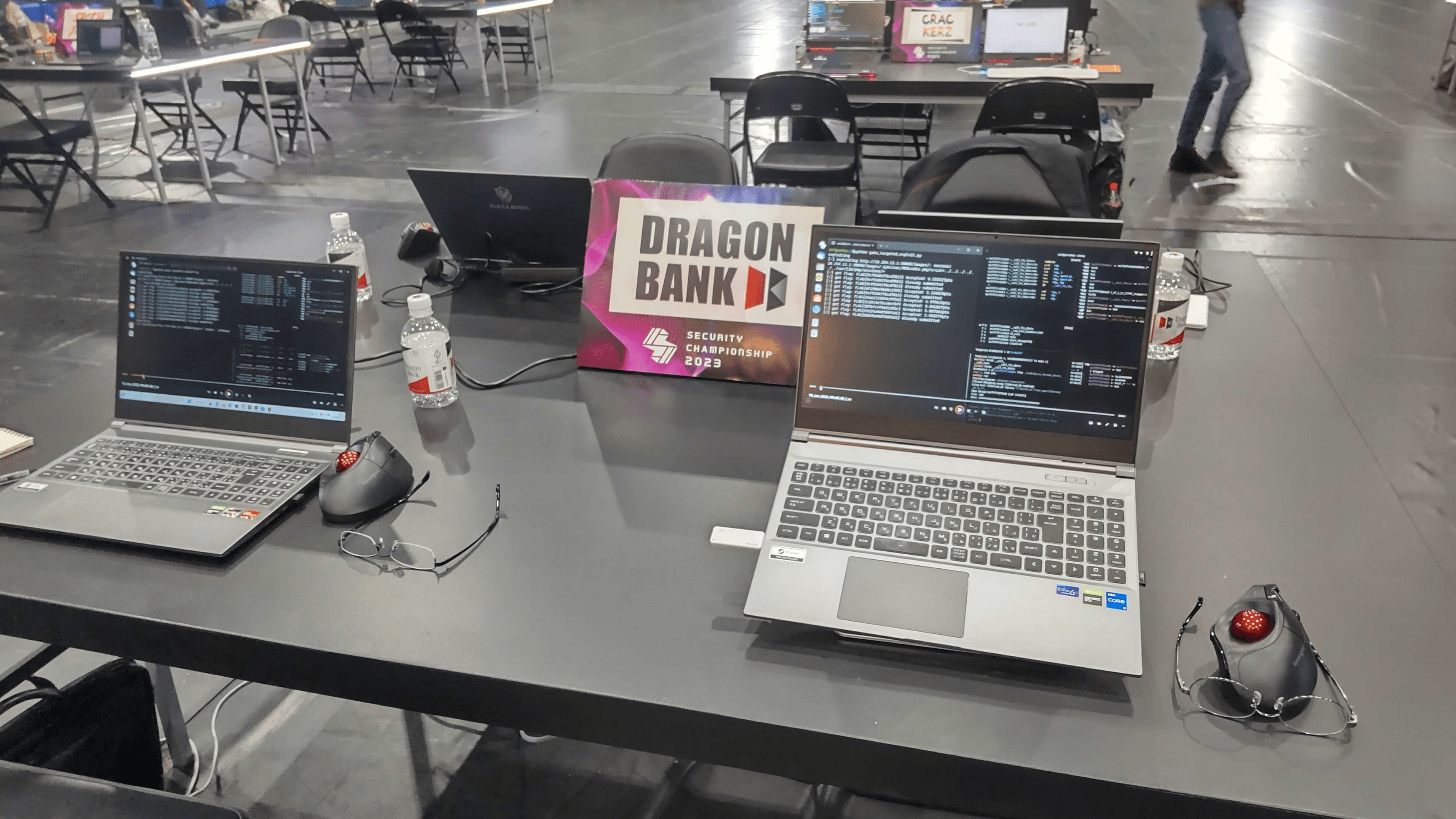 小道具の PC と作成した画面